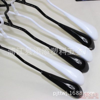 【天天廠家直銷(xiāo)韓版成人防滑勺子型浸塑衣架服裝店無(wú)痕衣掛晾衣架批發(fā)】浦江縣添添塑料五金廠 - 產(chǎn)品庫(kù)